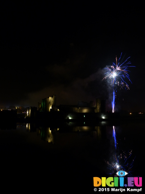 FZ024440 Fireworks over Caerphilly Castle